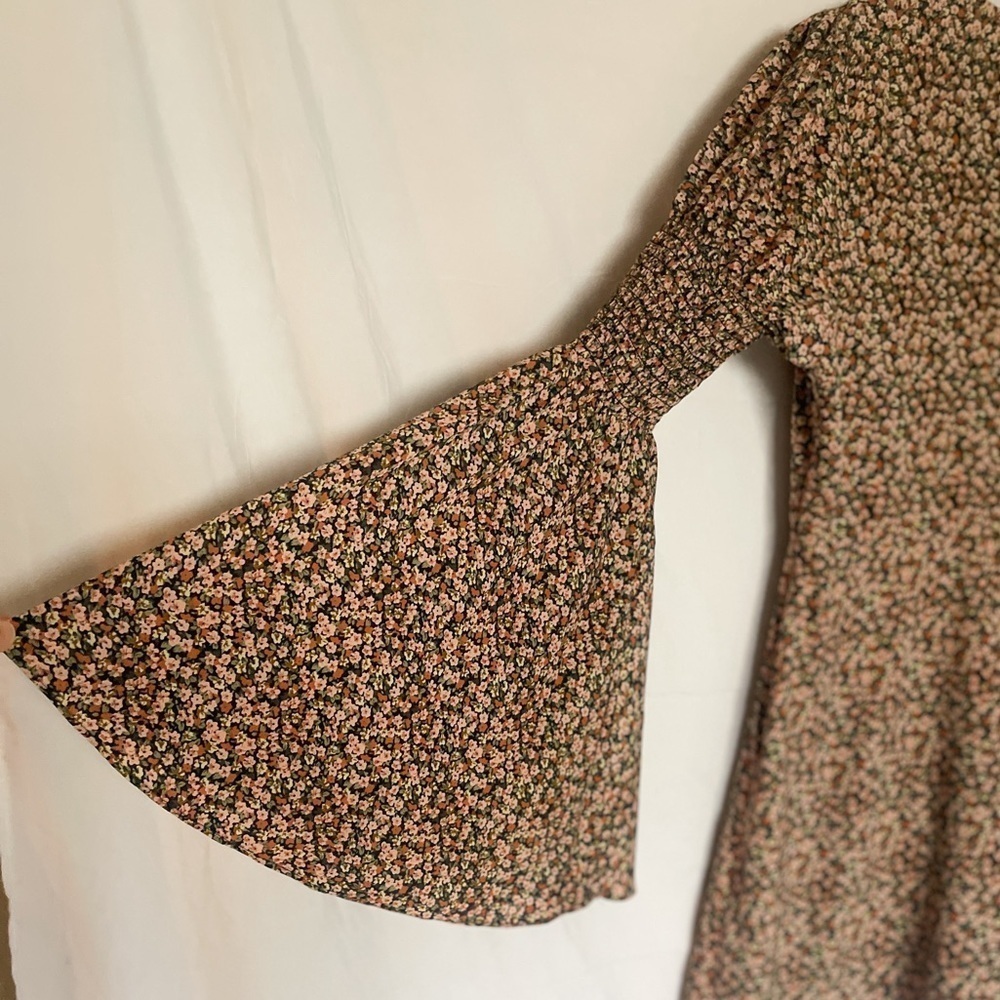 Vici size:L floral sun dress with low V neckline, tie front, and Flounce sleeves - Picture 3 of 6